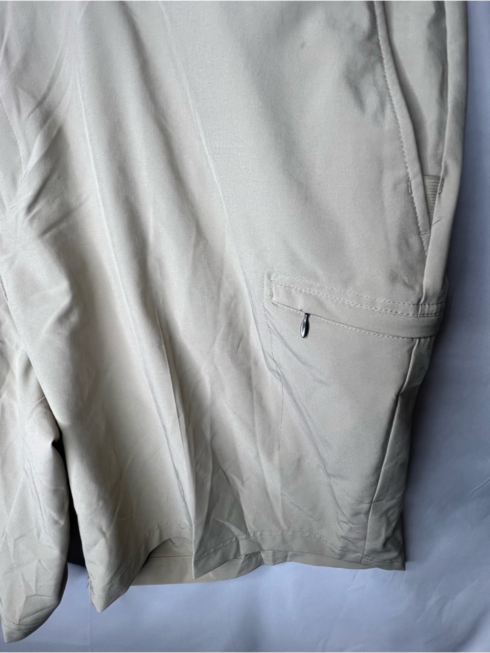 IZOD Mens Golf Swing Flex Cargo Shorts Size 54 Khaki Beige Moisture Wicking - Picture 2 of 12